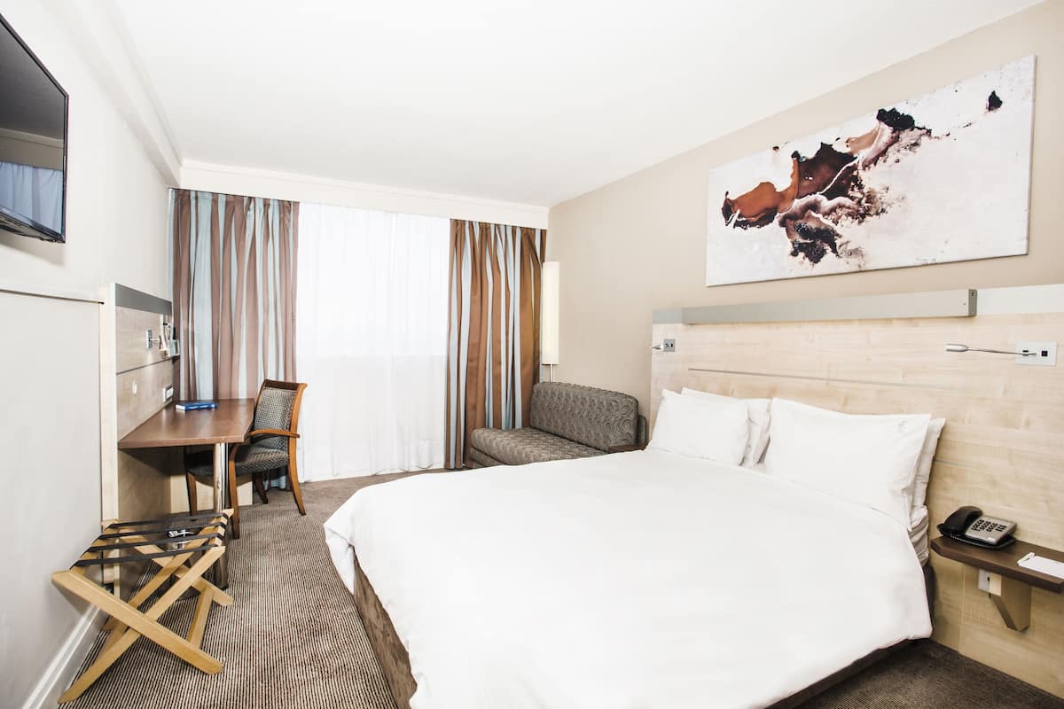 1 Schlafzimmer, Zimmersafe, Schreibtisch, laptopgeeigneter Arbeitsplatz