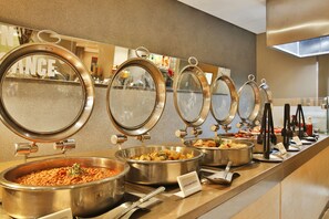 Se ofrece un desayuno bufé todos los días (por un coste adicional)