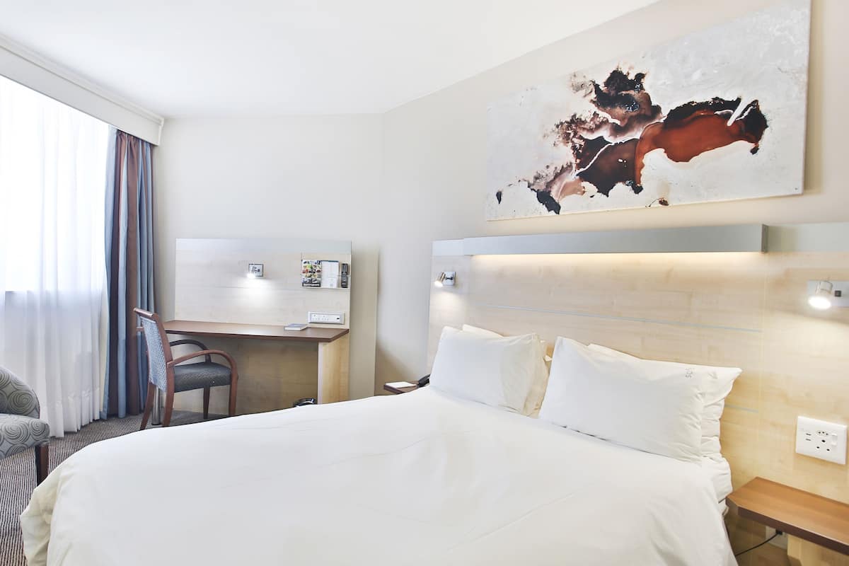 1 Schlafzimmer, Zimmersafe, Schreibtisch, laptopgeeigneter Arbeitsplatz