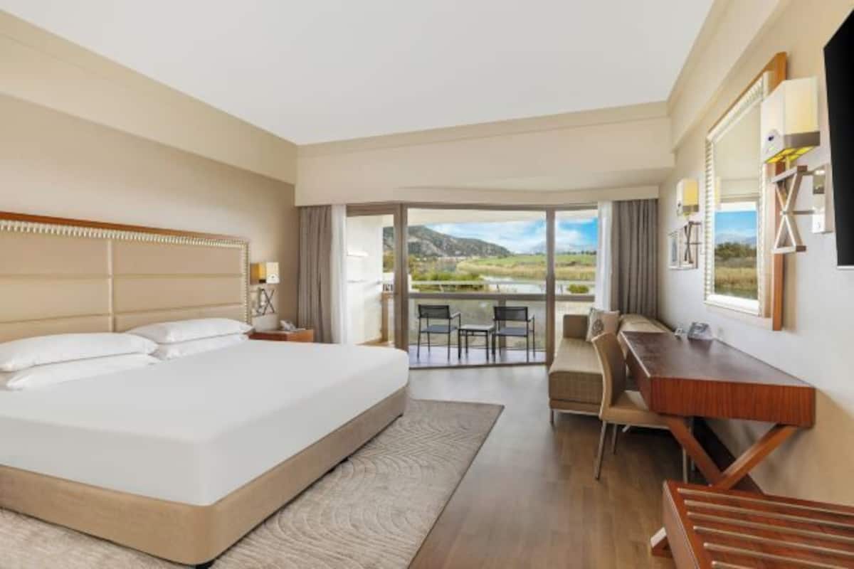 Free minibar, in-room safe, desk, laptop workspace