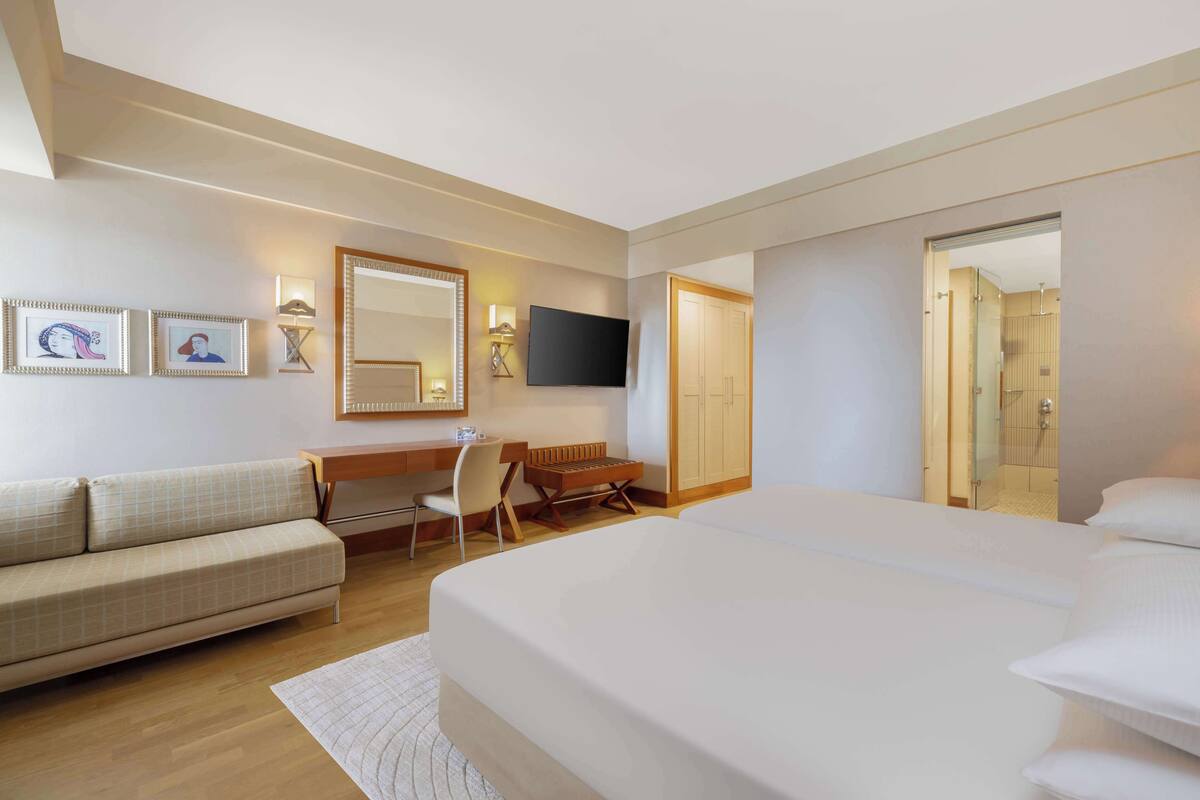 Een gratis minibar, een kluis op de kamer, een bureau
