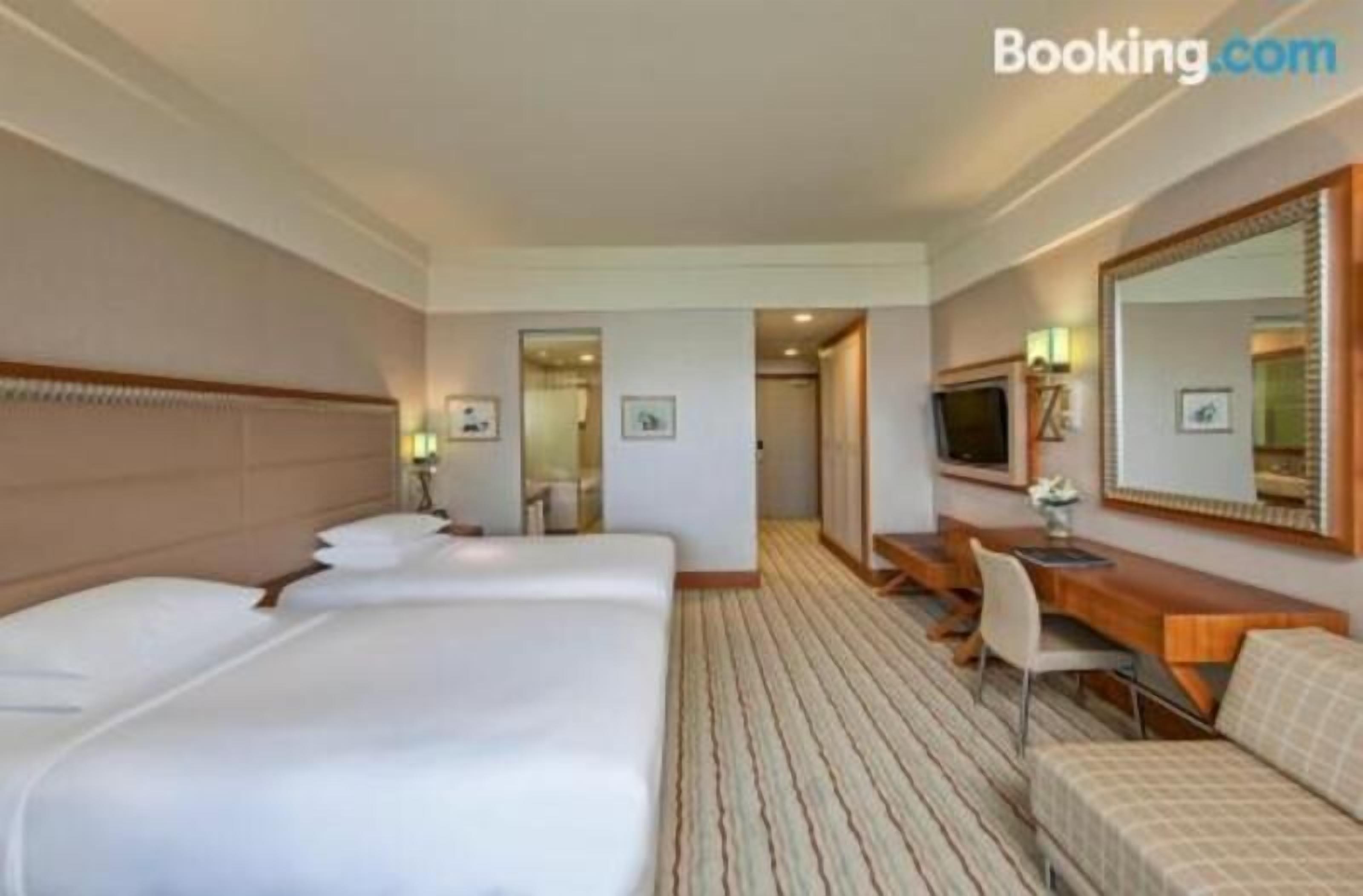 Een gratis minibar, een kluis op de kamer, een bureau