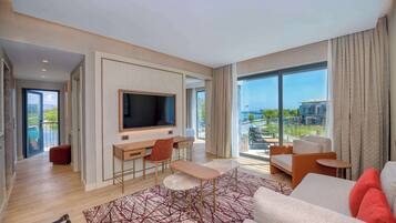 KING LAKE HOUSE ROOM SWIM-UP VIA STAIRS | Free minibar, in-room safe, desk, laptop workspace