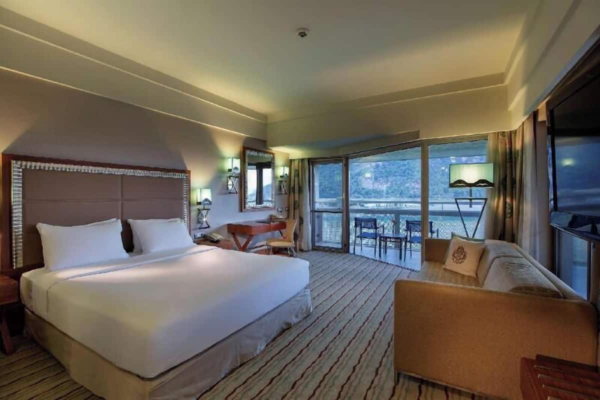 Free minibar, in-room safe, desk, laptop workspace