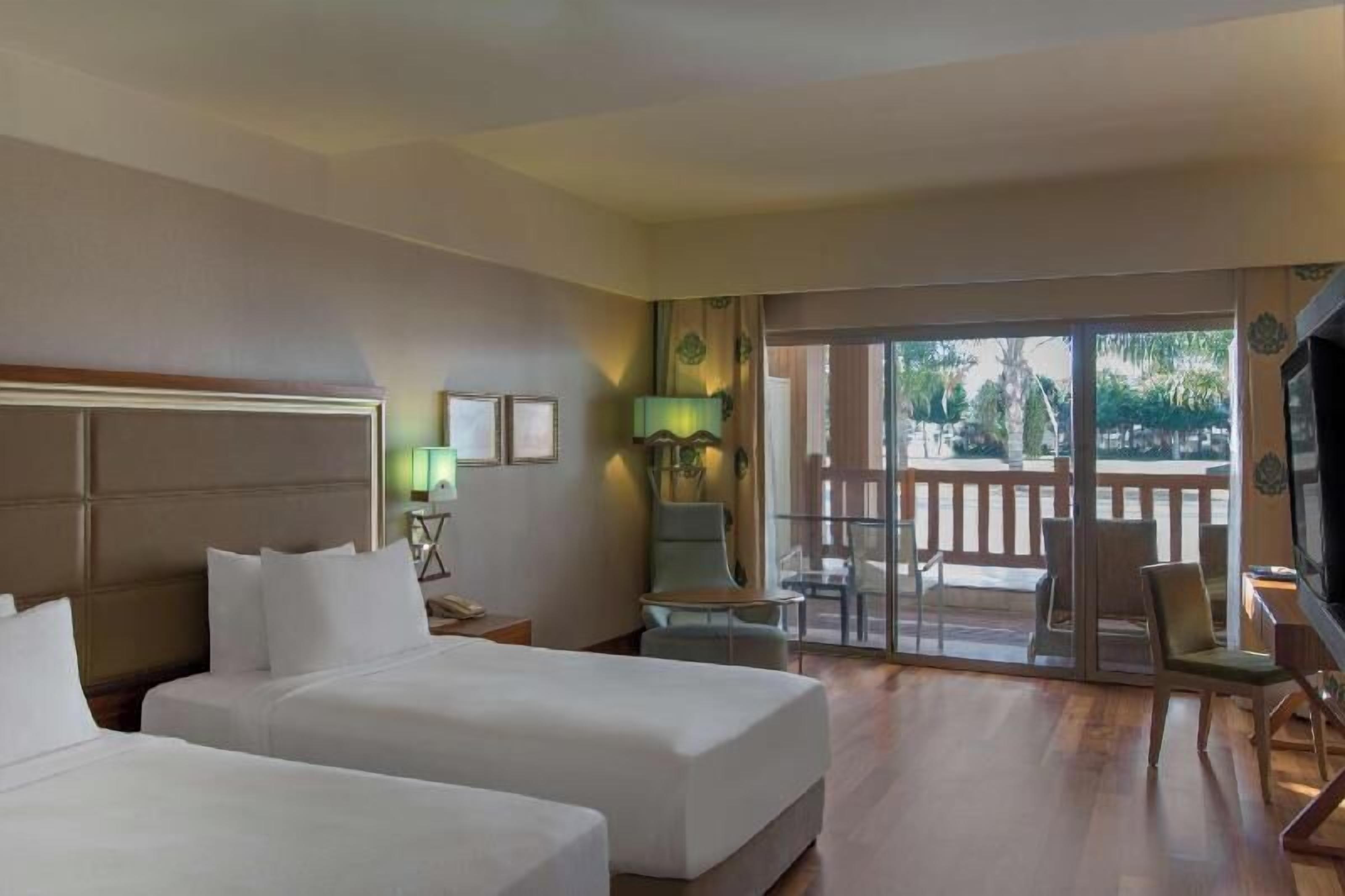 Een gratis minibar, een kluis op de kamer, een bureau