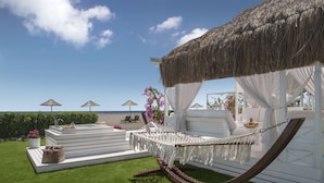 Una hamaca bajo techo de paja, una piscina y mobiliario exterior con sombrillas.