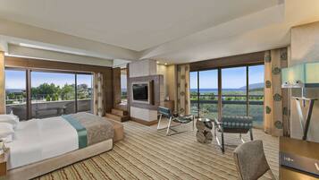 ห้องสวีท | 1 ห้องนอน, มินิบาร์ฟรี, ตู้นิรภัยในห้องพัก, โต๊ะทำงาน