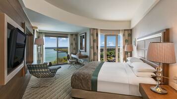 KING CORNER SUITE SWIM-UP WITH SEA VIEW | Free minibar, in-room safe, desk, laptop workspace