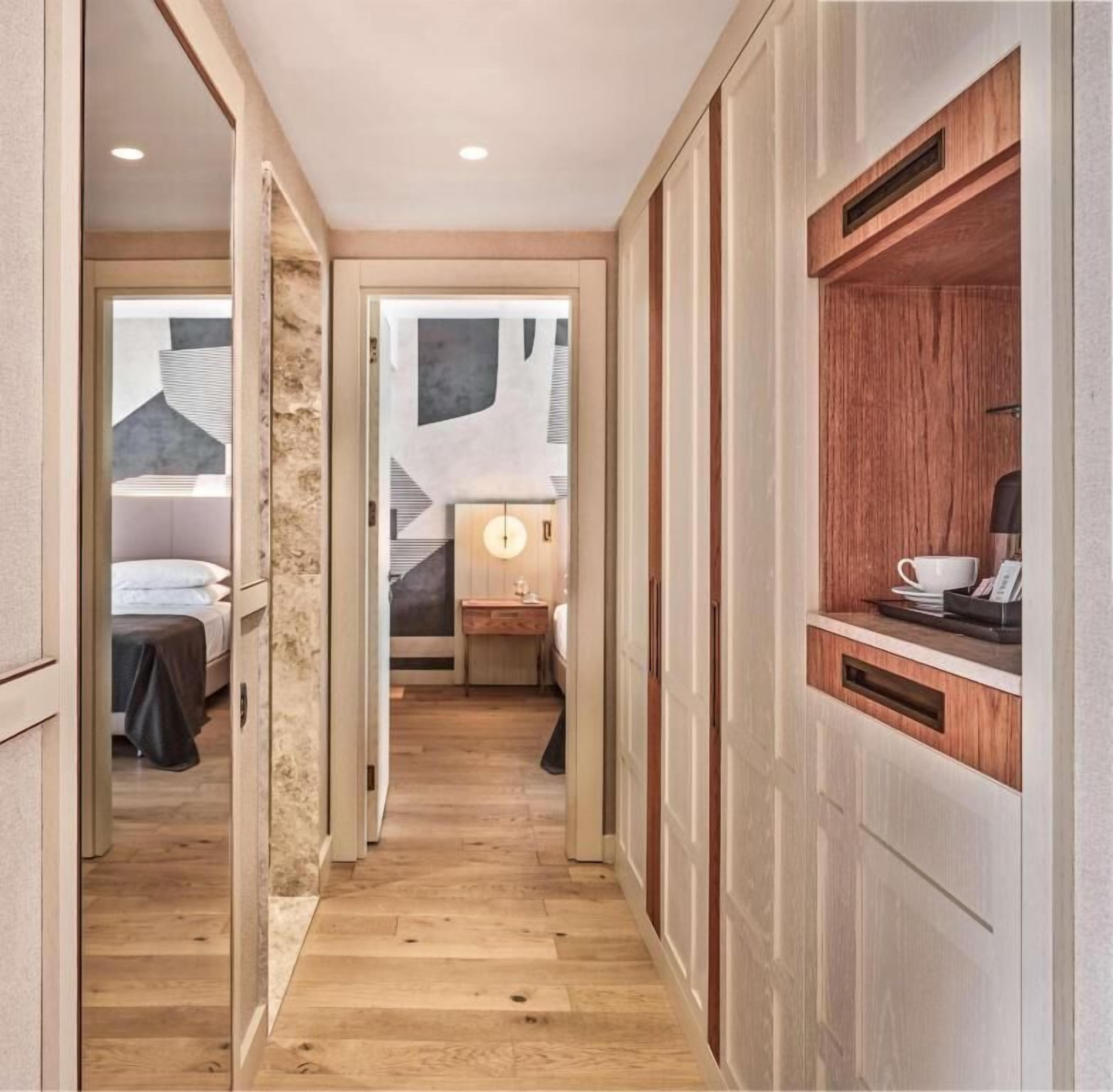 Een gratis minibar, een kluis op de kamer, een bureau