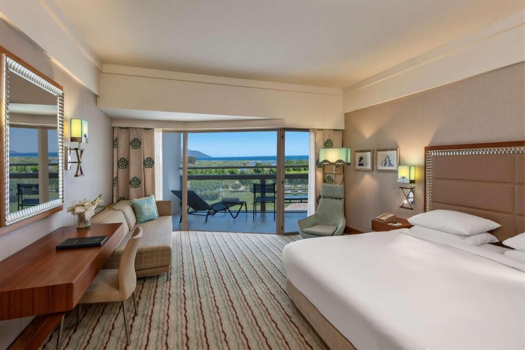 Een gratis minibar, een kluis op de kamer, een bureau