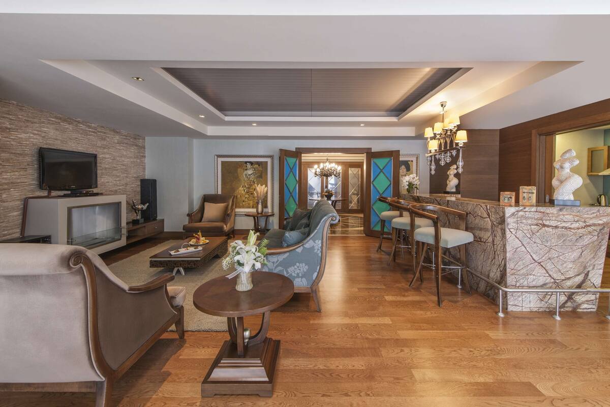 Een moderne hotellobby met een zithoek, een bar en een eetgedeelte.