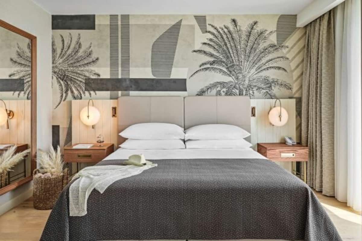 Free minibar, in-room safe, desk, laptop workspace