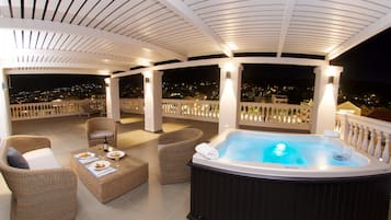 Master Suite with Outdoor Jetted Tub and Panoramic Sea view | Room amenity
