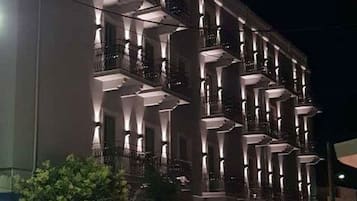 Bagian depan properti - sore/malam