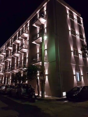 Fachada da propriedade à noite