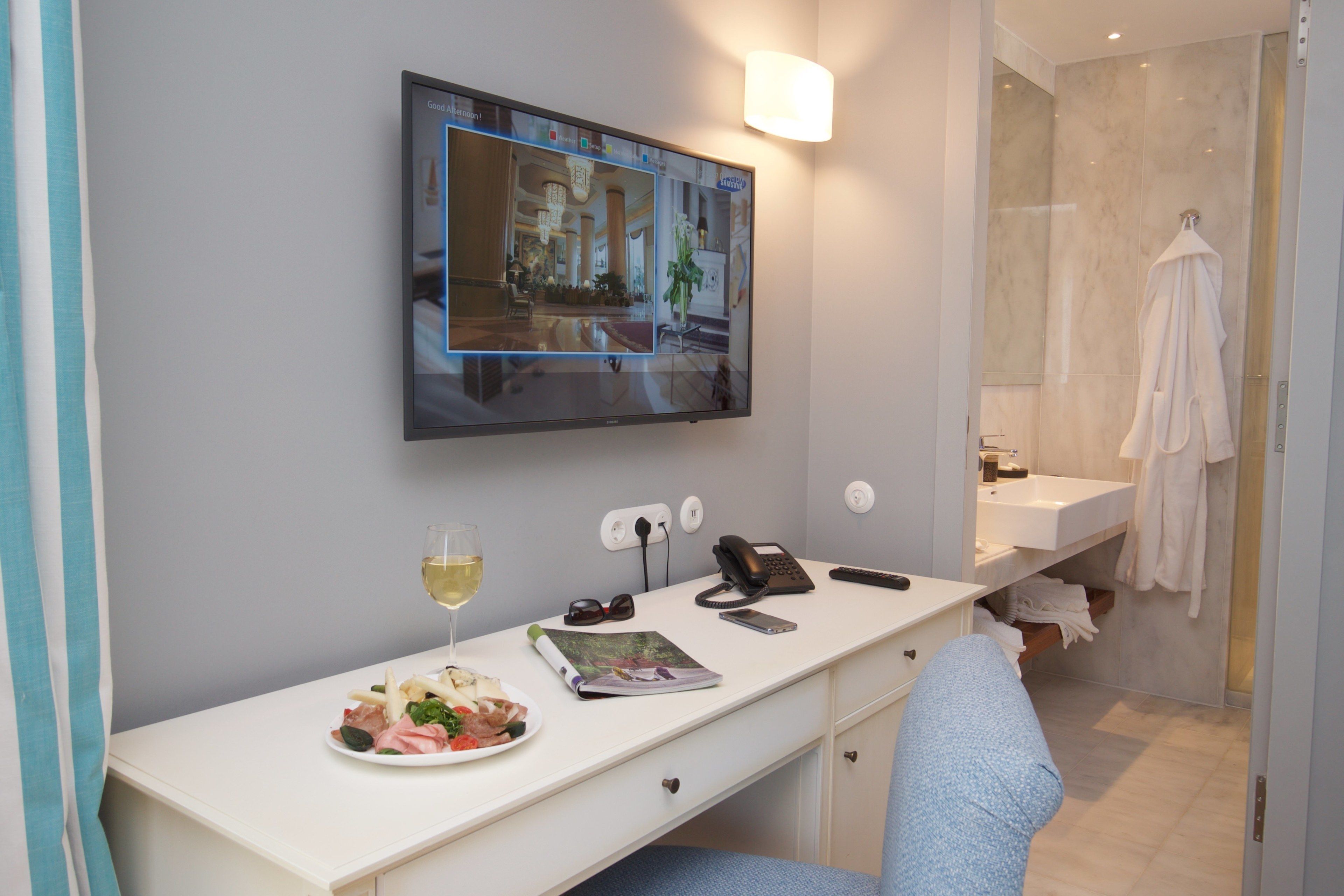 Master Suite with Outdoor Jetted Tub and Panoramic Sea view | Opções para refeição no quarto