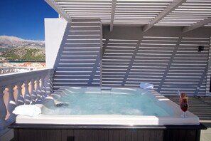 Master Suite with Outdoor Jetted Tub and Panoramic Sea view | Bain à remous extérieur