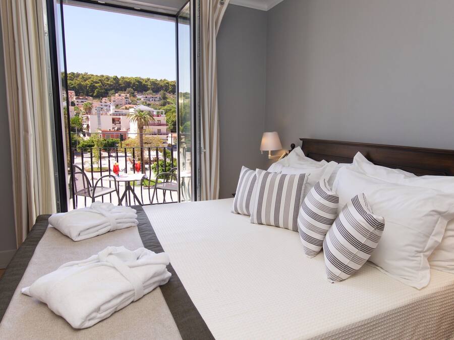 Junior Suite with Town View | Minibar, caja fuerte, escritorio y wifi gratis