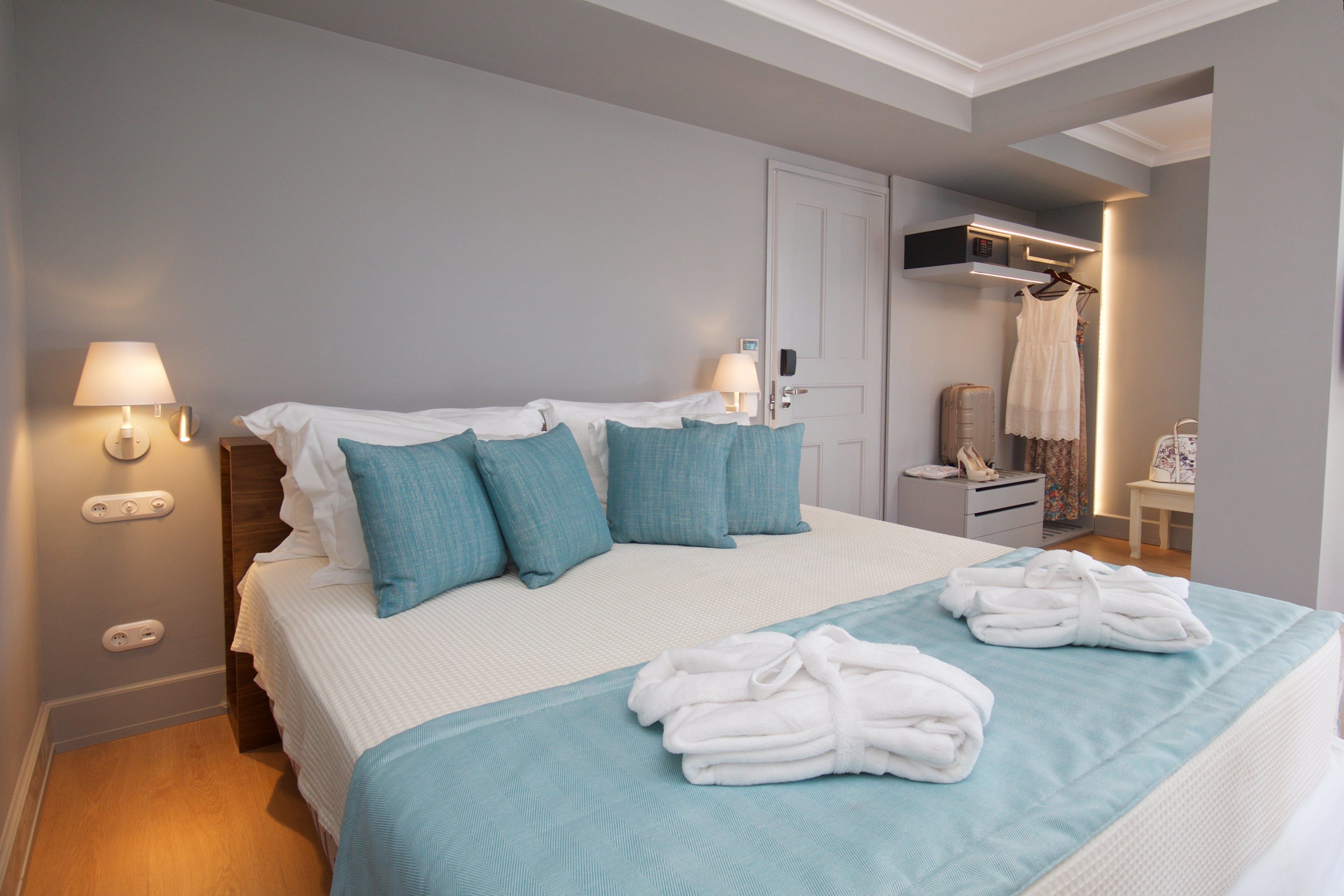 master suite with outdoor jetted tub and panoramic sea view | minibar, in-room safe, desk, free wifi