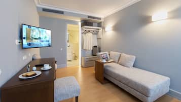 Habitación doble Deluxe | Área de sala de estar | Televisión LED