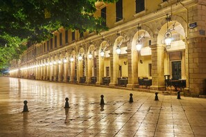 Un largo pasillo con columnas regularmente distribuidas y una hilera de luces en el techo.
