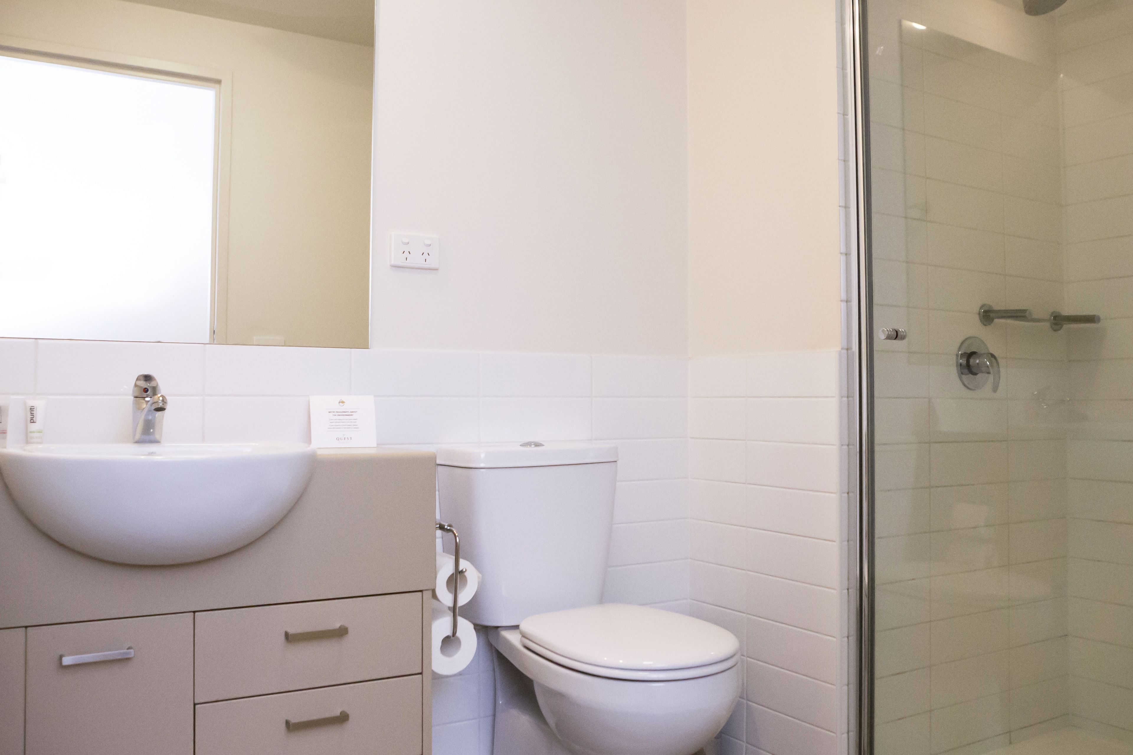 Ein Badezimmer mit Waschbecken, Toilette und Duschkabine.