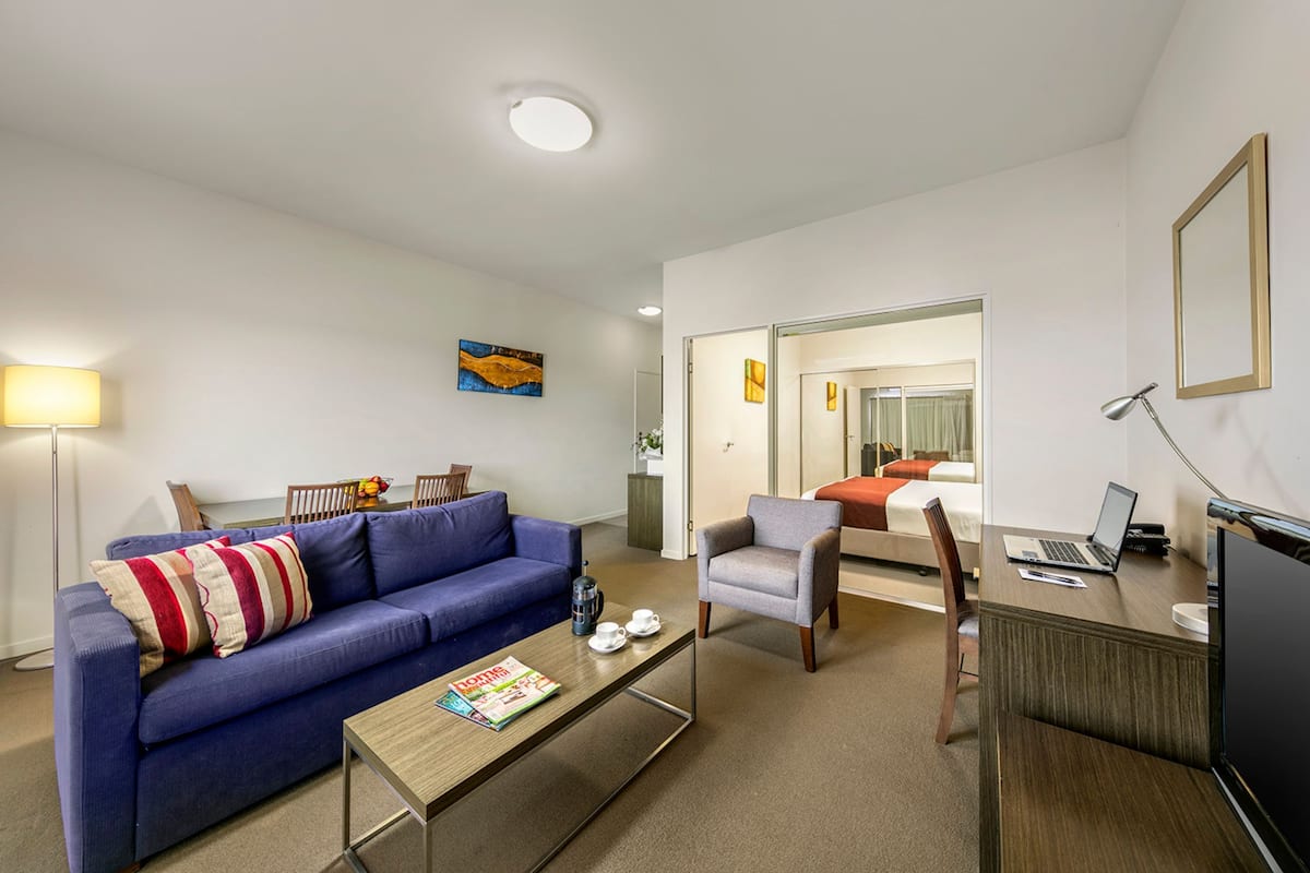 Apartamento, 1 quarto | Frigobar, cofres nos quartos, escrivaninha