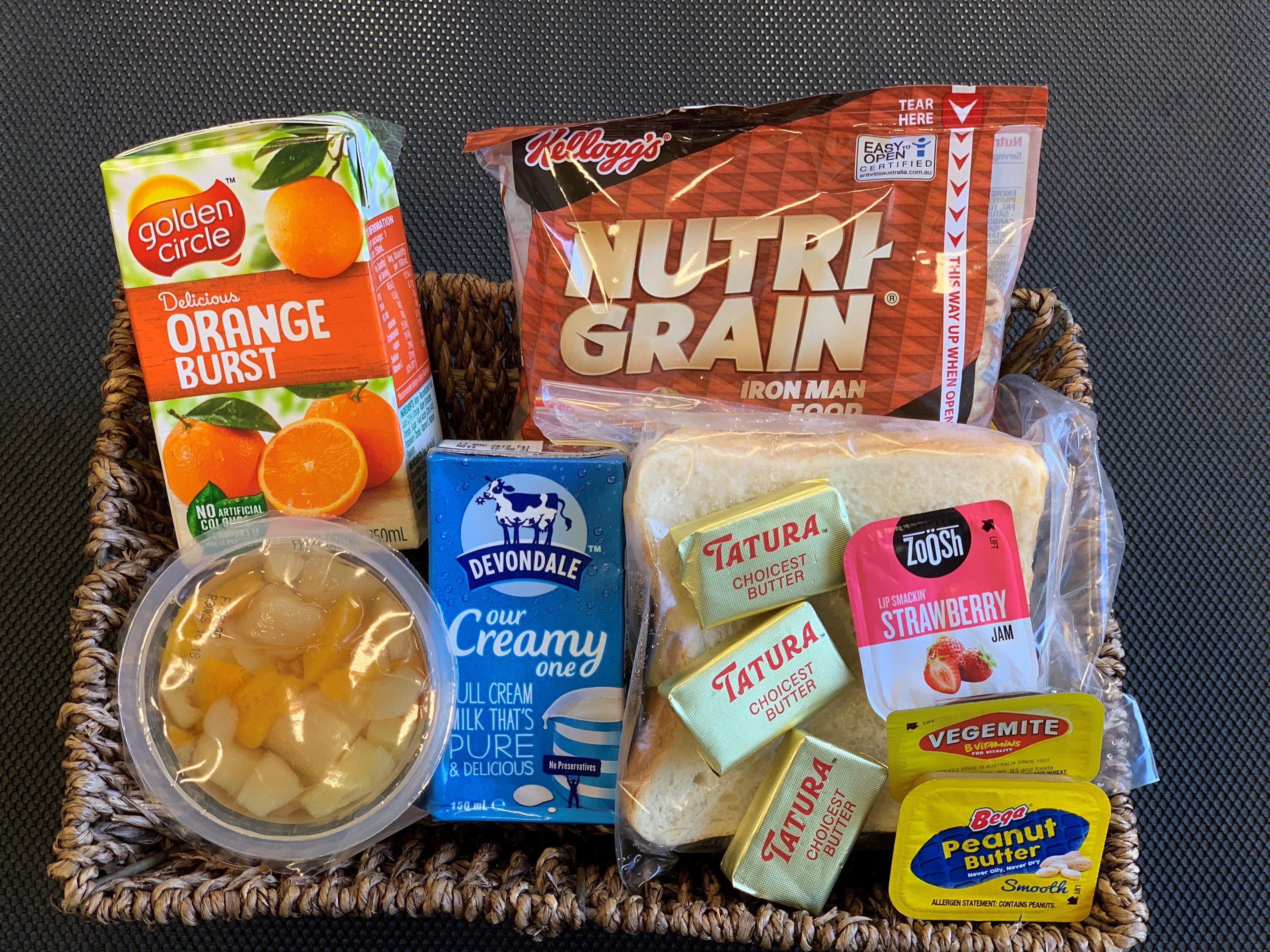 Diversos alimentos, incluindo suco de laranja, pão, manteiga e um pote de sorvete.