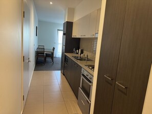 Apartemen, 1 kamar tidur, akses difabel | Dapur pribadi | Microwave, kompor, mesin pembuat kopi/teh, dan ketel listrik