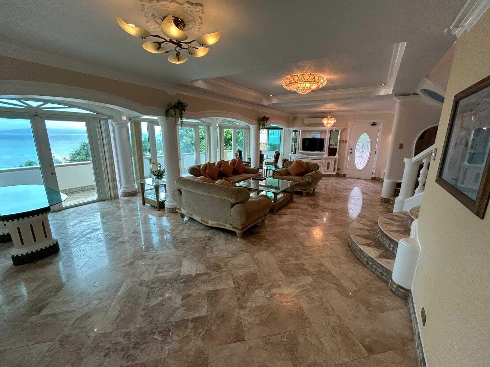 Suite Royale, 3 chambres | Coin séjour | TV connectée de 40 pouces avec chaînes par câble