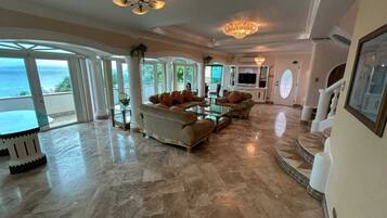 Suite Royale, 3 chambres | Coin séjour | TV connectée de 40 pouces avec chaînes par câble
