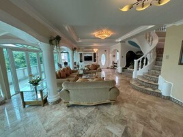 皇家套房, 3 間臥室 | 起居區 | 43-吋電視，提供有線頻道