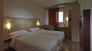 Tomannsrom | Oppholdsrom | En 27-tommers LCD-TV med Parabol-TV samt TV