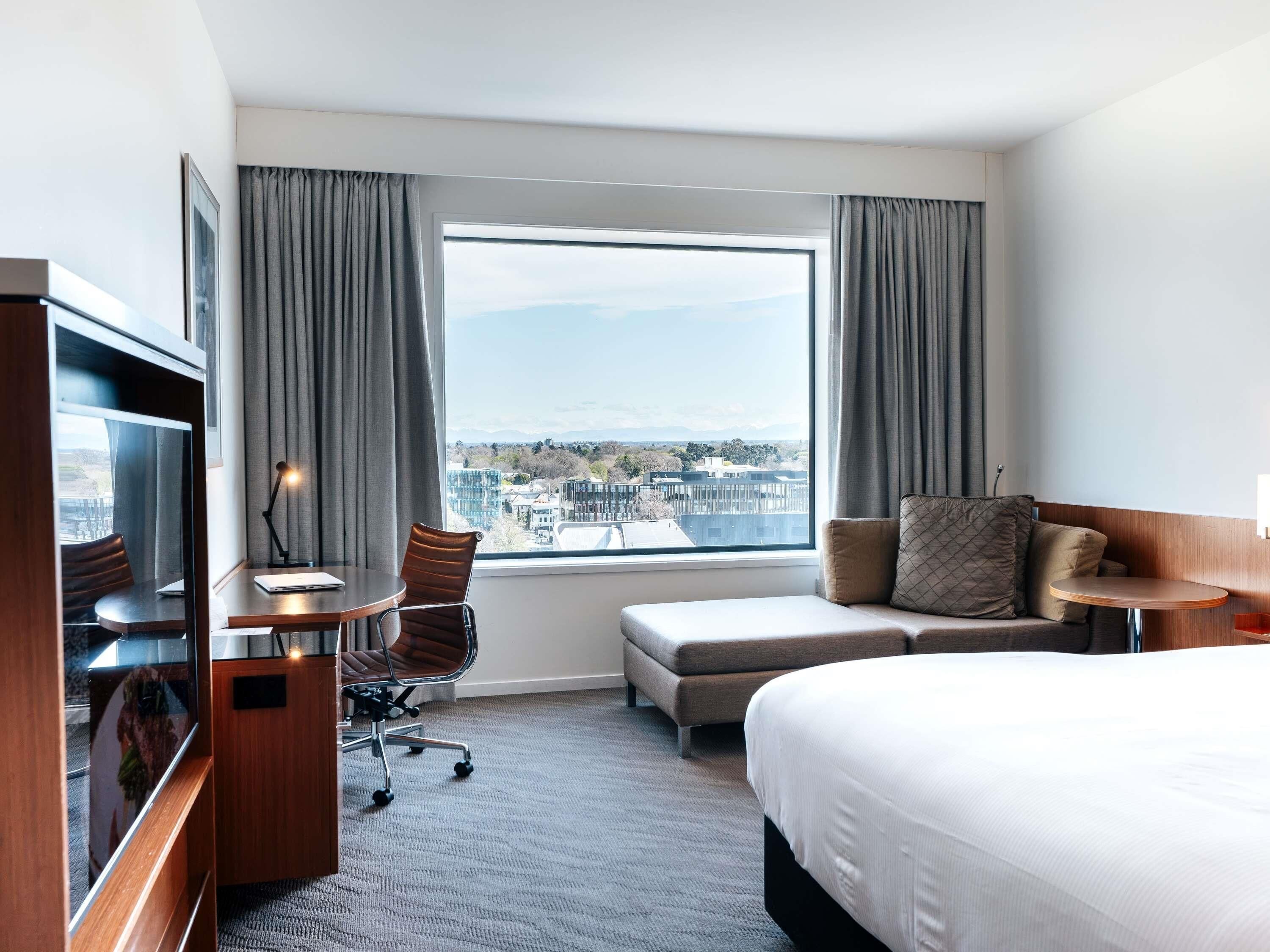 Caja de seguridad en la habitación, muebles diferentes y escritorio 