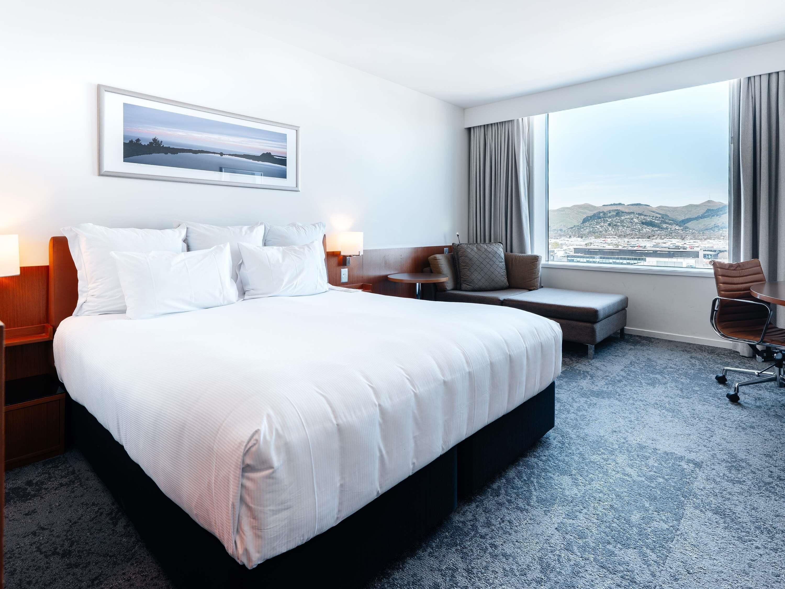 Executive kamer, 1 kingsize bed | Een kluis op de kamer, individueel gemeubileerd, een bureau