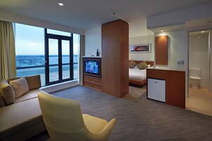 Executive Suite, 1 King Bed | In-room safe, individually furnished, desk, laptop workspace