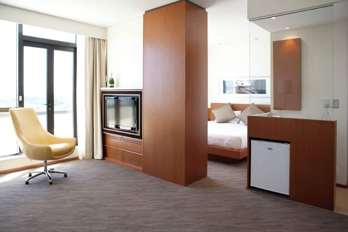 executive suite, 1 king bed | in-room safe, individually furnished, desk, laptop workspace