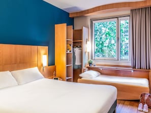 Habitación estándar, 1 cama matrimonial y sofá cama | Caja de seguridad en la habitación, escritorio y insonorización