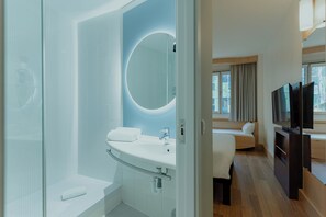Habitación estándar, 1 cama matrimonial y sofá cama | Caja de seguridad en la habitación, escritorio y insonorización 
