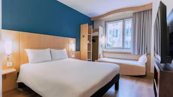 Standardzimmer, 1 Doppelbett und Schlafsofa | Zimmersafe, Schreibtisch, schallisolierte Zimmer, Bügeleisen/Bügelbrett