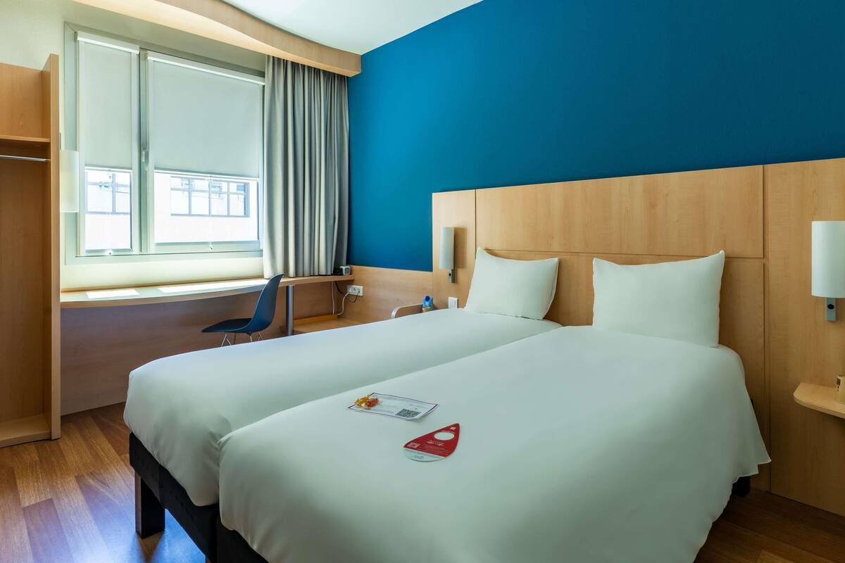 Quarto standard, 2 camas de solteiro | Cofres nos quartos, escrivaninha, quartos à prova de som