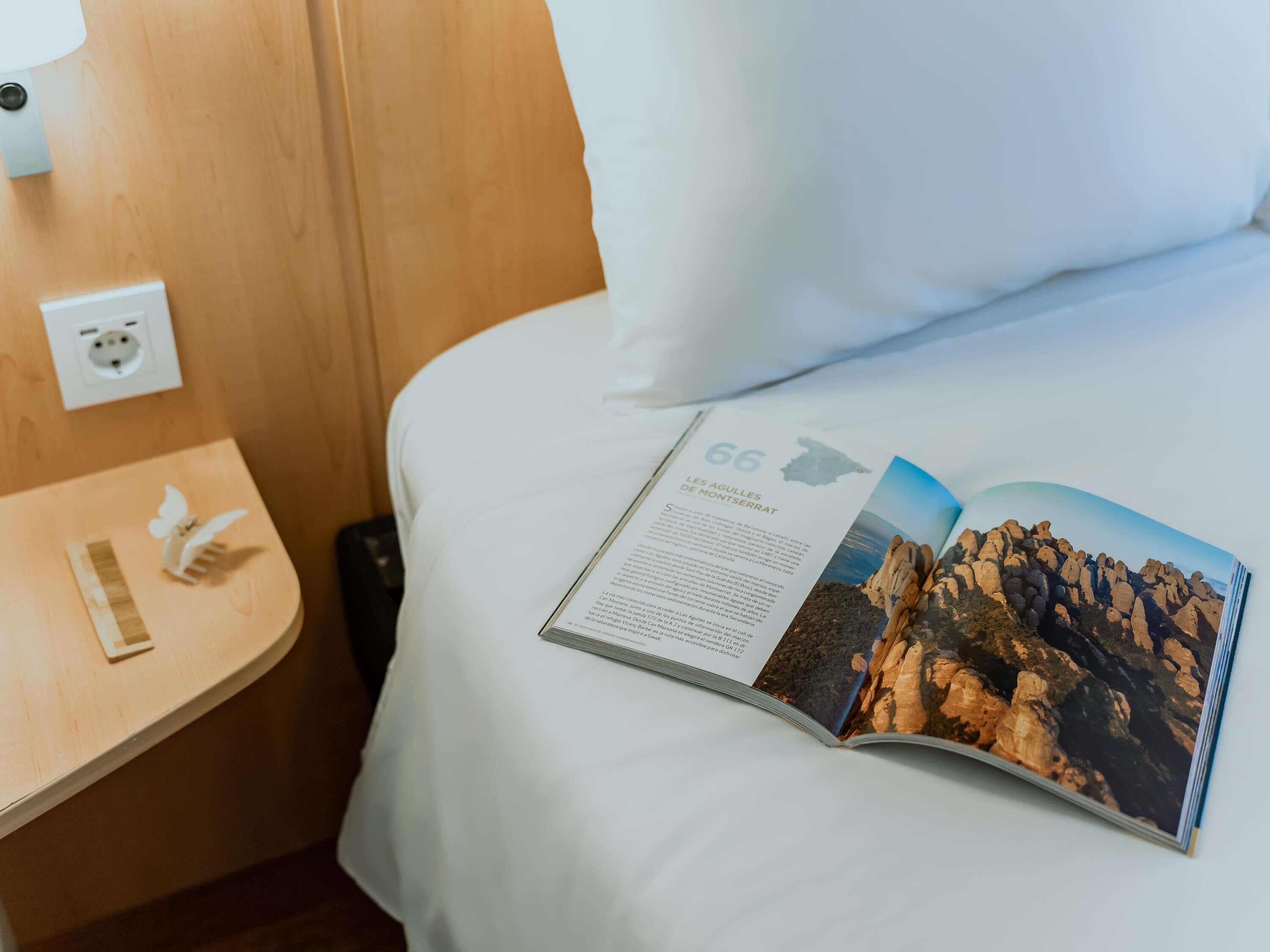 Chambre Standard, plusieurs lits, accessible aux personnes à mobilité réduite | Coffres-forts dans les chambres, bureau, chambres insonorisées
