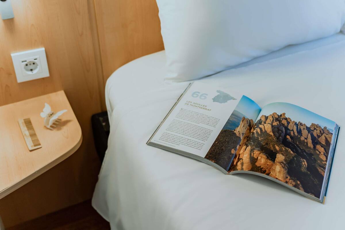 Chambre Standard, plusieurs lits, accessible aux personnes à mobilité réduite | Coffres-forts dans les chambres, bureau, chambres insonorisées