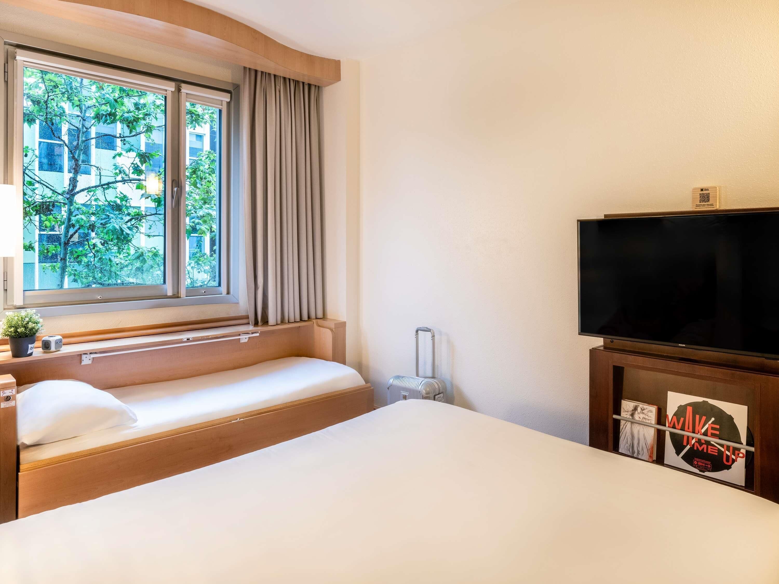 standard room, 1 double bed with sofa bed | in-room safe, desk, soundproofing, iron/ironing board