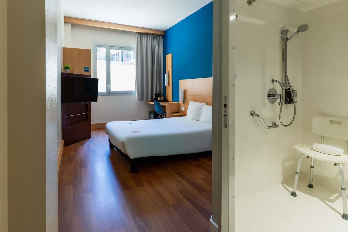 Quarto standard, várias camas, acessível | Cofres nos quartos, escrivaninha, quartos à prova de som