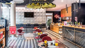Café da manhã com buffet todos os dias mediante uma taxa