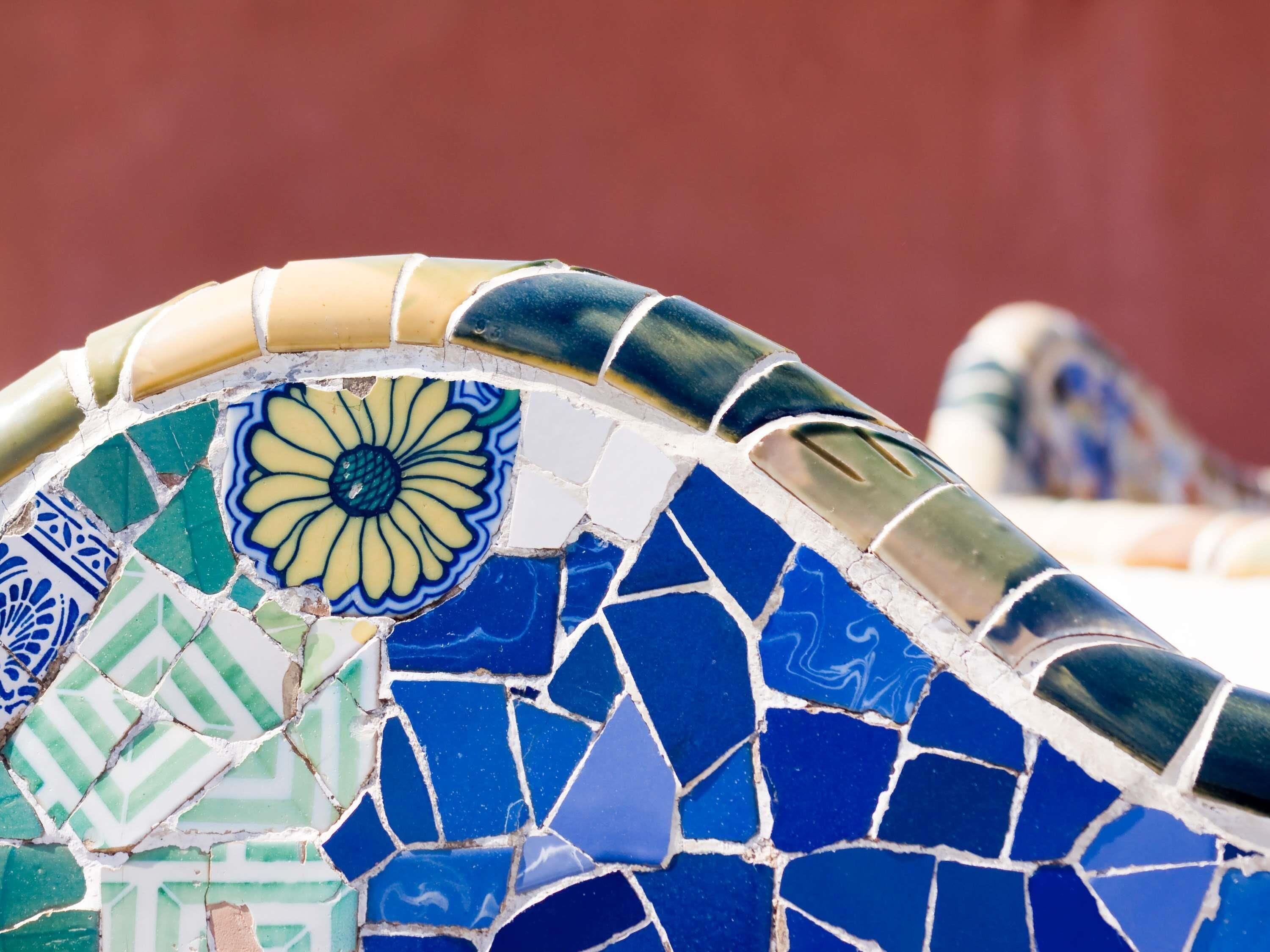 Une mosaïque aux motifs bleus et verts.
