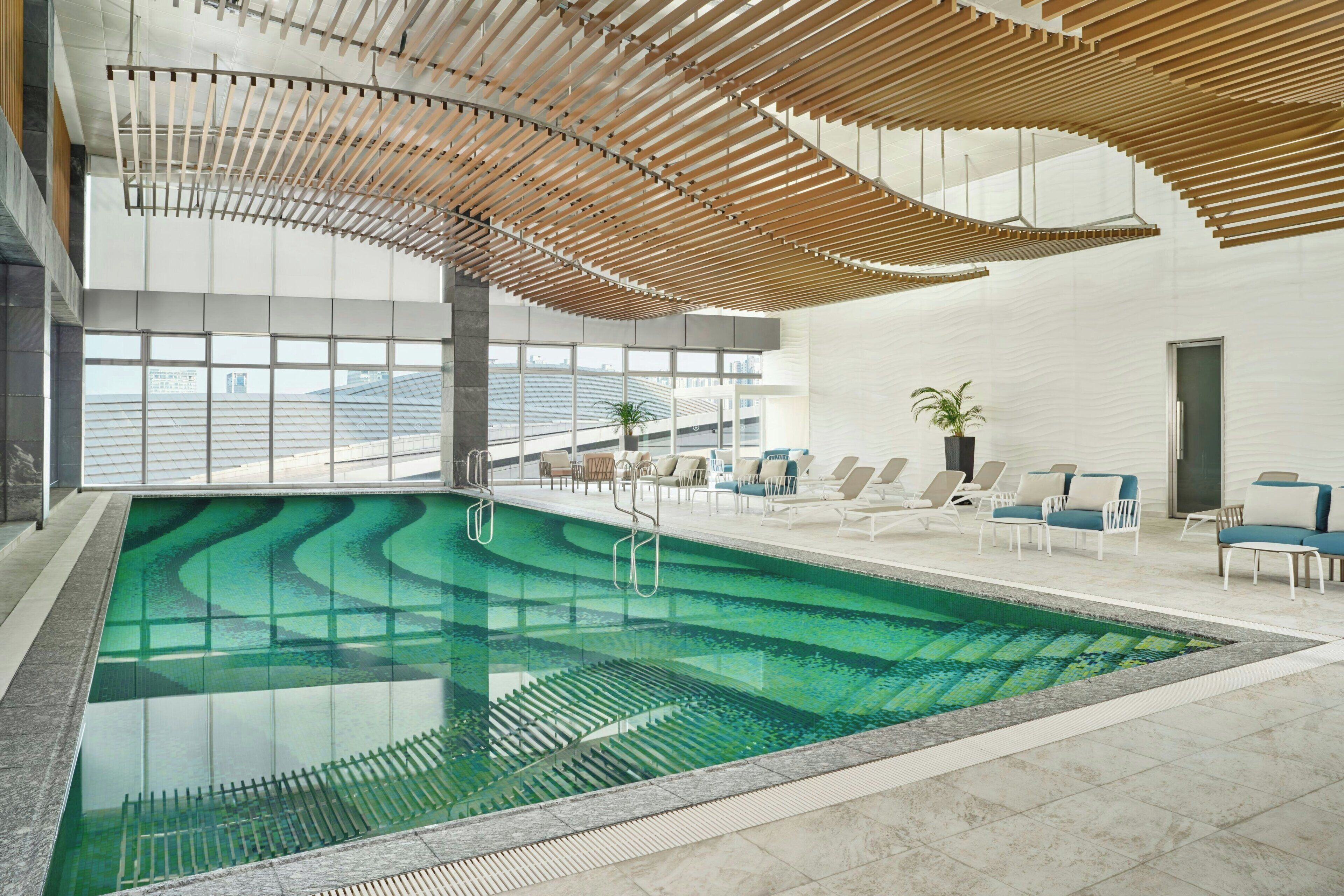 Una piscina techada, guardavidas en la propiedad