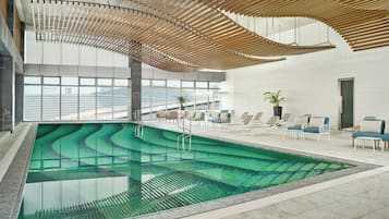 Una piscina techada, guardavidas en la propiedad