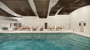 室内游泳池，06:30 至 21:30 开放，现场救生员